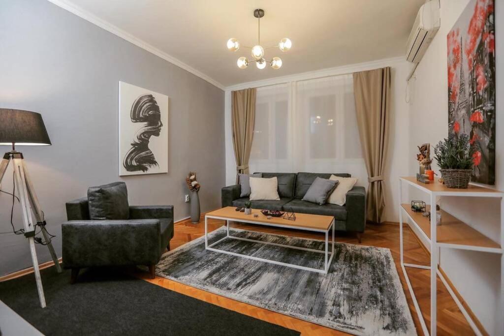 Mickitos Apartments At Macedonia Square Skopje Extérieur photo